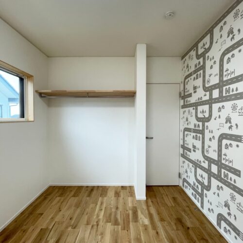 アクセントクロスがかわいい子供部屋。  収納は、オープンタイプのクローゼットにされました。  （アクセントクロス：サンゲツ FE74409）  （床材：オーク）