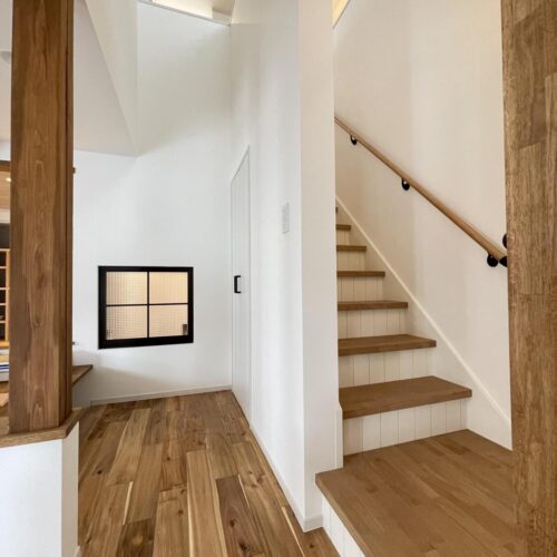 階段上部は吹き抜け！開放的な空間が魅力的です♪