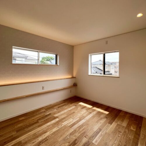 主寝室には間接照明を設置。程よい光が心地良い睡眠へと誘います(^_-)-☆  一日の疲れをゆっくり癒してくださいね♪