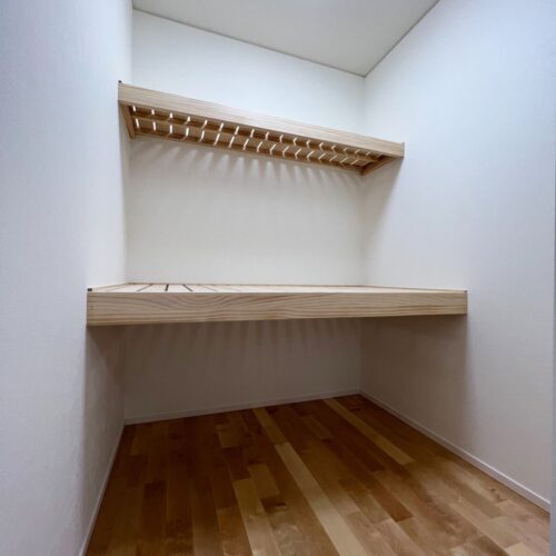 寝室の奥には納戸を設けました。  お布団を収納したり、普段使わないようなものを片付けておけます。  納戸って、あったら本当に便利ですよね♪