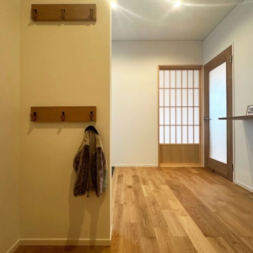  玄関ホールの壁に取り付けた三連フック。  使わないときはフックをしまうことができる優れもの！  上はパパとママの鍵や帽子など、下はお子様の通園バッグやアウターなどを掛けれます♪  来客者に見えない位置が嬉しい◎