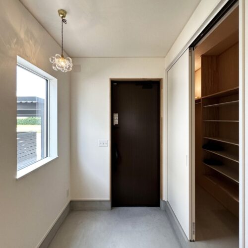 玄関では可愛い照明がお出迎え。まるでシャボン玉のよう…♡  シューズクローゼットは、玄関側からも室内側からも靴や荷物が取りやすい場所に設けました。  扉を閉めればスッキリ玄関の完成です☆彡  玄関ホールと高さを合わせることで、取り出しやすいメリットも◎