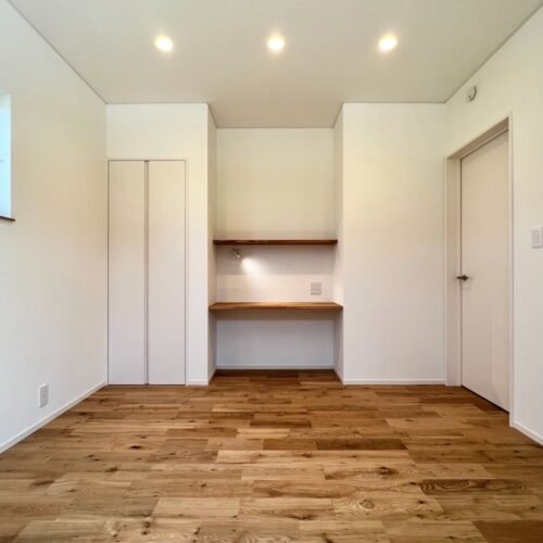 主寝室には、小さめの収納とカウンターを造りました。  主寝室の横に広いファミクロがあるので、こちらの収納は少なめに(*^^*)  カウンターでは本を読んだりできるように、照明も設置しました。