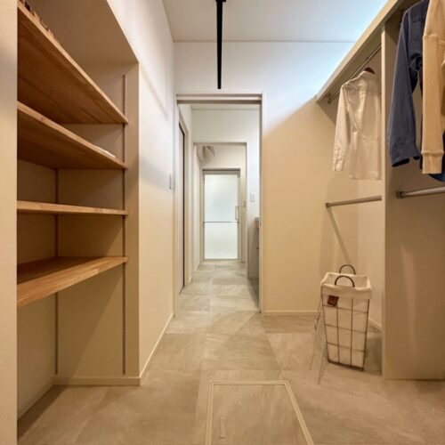 水回りは一直線上に集約！  奥からお風呂～脱衣室～洗面スペース～サンルーム兼ファミリークローゼットです。  洗面スペースはキッチン横にも繋がるので、家事を効率よく行えるのが魅力的★