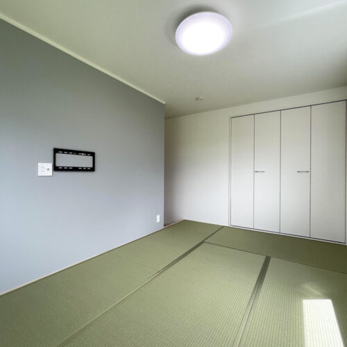 主寝室には和紙畳を敷き詰めました。和紙畳は耐久性や撥水性に優れているので、傷が付きにくくシミになりにくいのが特徴です。  また、ダニやカビの発生もしにくいのでお子様にも安心♡一部クロスの色を変え、テレビは壁掛け仕様に♪  スッキリとした印象の主寝室になりました(*^^*)