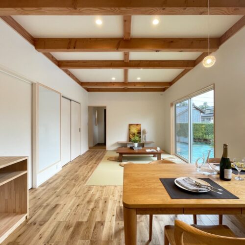 天井には化粧梁(*^^*)  空間のアクセントになり、とっても素敵な印象に。  リビング・ダイニングとまっすぐ繋がっており、また天井も高いのでとても開放感のある空間です！