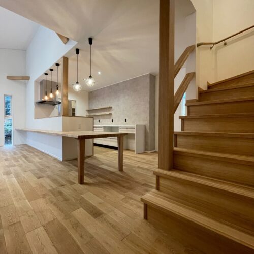 お子様の帰宅時に、顔を見て『おかえりなさい』と伝えたいとのことで、Ｉ様邸はリビング階段にされました(*^^*)  自然と会話もはずみそうですね♪