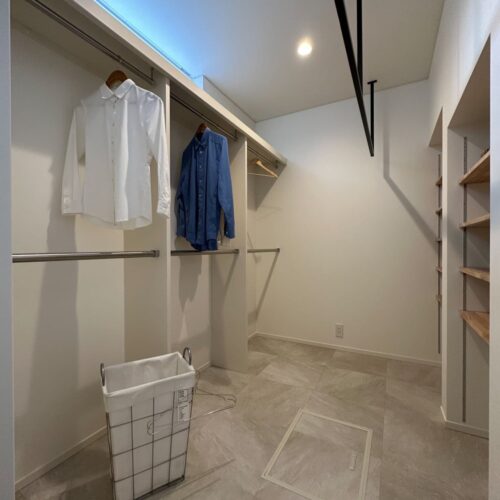 サンルームはファミリークローゼットを兼ねた造りに♪  干して乾いた衣服をその場でハンガー収納できるのは嬉しい！  パイプハンガーの反対側には階段下を利用して収納棚も施工しました。