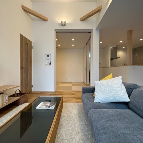 白を基調としたリビング♪  火打ち梁が見えるデザインが空間にナチュラルな雰囲気をプラス(^^)v