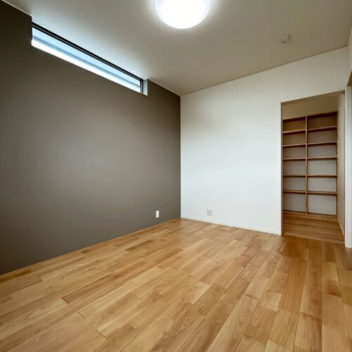 寝室は一部クロスを替え、メリハリのある空間に♪  横長のFIX窓は寝室に自然光を取り込みながら防犯面でも安心できます☆彡