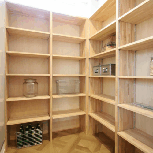 キッチン横には広々としたパントリー！  Ｌ字に造作棚を設け、日用品から食材までたっぷり収納することができます♪  同じ空間には冷蔵庫を置くスペースも確保したのでキッチンがよりスッキリとした印象に(^_-)-☆