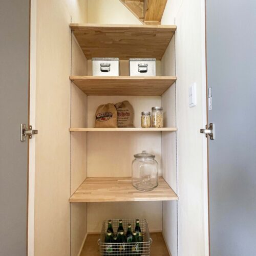 ウォークインタイプの食品庫ではなく、階段下を有効活用した食品庫にしました。可動棚で収納するものに合わせ、すっきりした収納を実現してくれます。