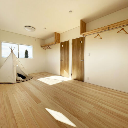 子供部屋は将来間仕切りできる設計にしました♪  お子様が小さい頃は一緒のお部屋で過ごし、大きくなったらお部屋の真ん中を壁で仕切って各自のお部屋に(*^^)v なんて便利～！！  ひのきの床材でリラックス効果もバッチリです☆彡