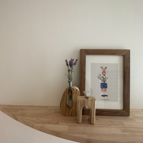 玄関には飾り棚を（＾－＾）  インテリアを飾ったり、出かける際にちょっと荷物を置いたりと重宝しそう！