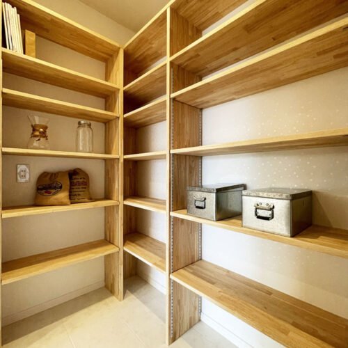 キッチン奥にはパントリーを設けました。  造作棚は可動レール付きなので、好みの高さに調節することができ使い勝手バツグン♡主婦の味方ですね(^_-)-☆