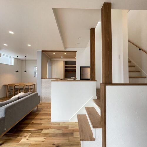 リビング中心にはスキップフロアを設けました。  家族と空間を共有しながら作業することができます(^・^)