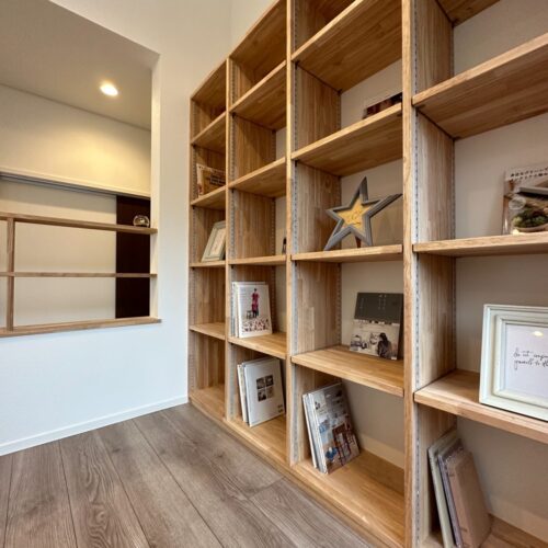 スキップフロアには本や小物を収納できる棚を造作しました。物の高さに合わせて調節できるよう、可動棚となっています。