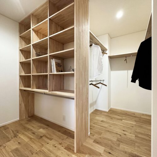 ユーティリティーの横に設けたファミリークローゼットには、パイプハンガーと造作棚を施工しました。  パイプを2段にすることで、上はパパとママ、下はお子様用…など家族で分けても良し◎  上はシャツ系、下はその他トップス系…など種類で分けるも良し◎  様々な使い方ができますね♪  造作棚には何を収納しようかな～( *´艸｀)