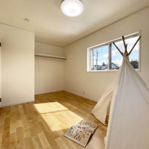 子供部屋の収納は、オープンタイプのクローゼットになっています。  あえて見える収納で、整理整頓の意識が高くなりそうですね！