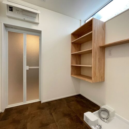 脱衣室には収納棚を造作しました。  タオルやパジャマなどを置いたり、洗剤やシャンプーなどのストックを置いたり、様々な使い方ができますね◎