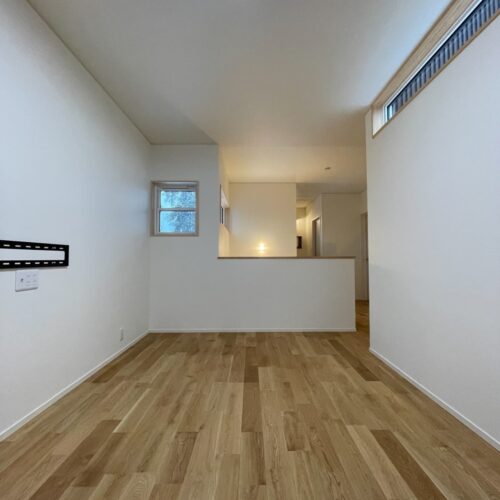 二階に上がると約6.7帖ほどのフリースペース。  こちらはサブリビングとして♪  扉を付けず、あえて吹き抜けにすることで、家族の気配を感じながらもゆったり過ごせる間取りに！