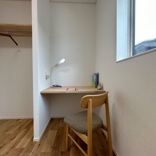 造り付けの勉強机は大工さんの造作です。  岡崎工務店のお施主様から大人気の造作勉強机(^o^)  こちらの机の奥行きは約60cmです！