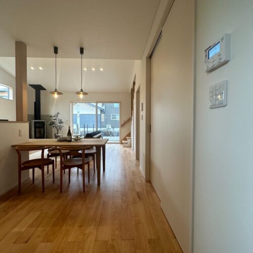 写真右側、ダイニング横の扉はパントリーです。  キッチンからもダイニングからも取り出しやすい位置に◎