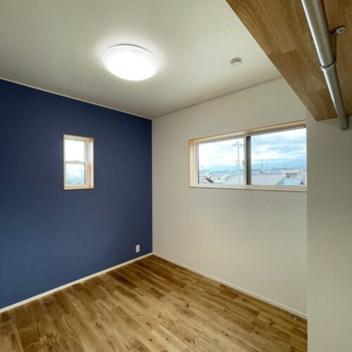 子供部屋（アクセントクロス：サンゲツ FE74716）  （床材：オーク）