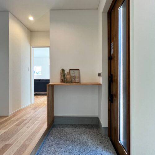 玄関の造カウンターは、ポスト受けにも。  床は洗い出し仕上げににしたので、汚れも目立ちにくくとても良き～＼(^o^)／  砂玄関土間：東洋石創　磯墨砂利3分　洗い出し仕上げ