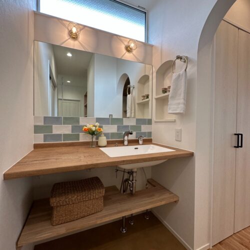 タイルは、LIXILの3色のタイルを張り合わせてあります。マリンランプはお施主様支給品。ぽわっとした明りの中に浮かぶ、格子の影がキュンとしちゃうかわいさです！