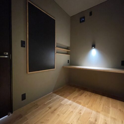 こちらは旦那様の書斎スペース！3帖の広さの書斎には、カウンターとブラックの有孔ボードを設けました。反対側には、しゅみである釣り竿を掛けられる収納も◎エアコンも完備で、より趣味に没頭できそうな空間です(´ω｀*)