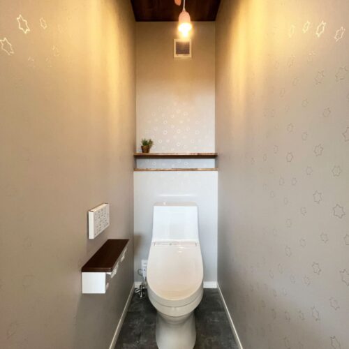 二階のトイレの照明には、とっても可愛いリスちゃん♡  どんぐり（照明）を狙っているモチーフになっているんです♪カワイイ～  ヘキサグラム（六芒星）のクロスもお洒落～(*´▽｀*)  二階のトイレはとことんこだわりを詰め込みました！     壁クロス：リリカラ LV3435  天井クロス：サンゲツ FE74194  フロアタイル：サンゲツ IS-1024