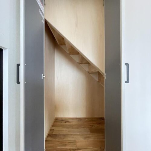 階段下のデッドスペースも収納スペースとして有効活用(^O^)／  場所を無駄にしない収納は、主婦には嬉しいですよね~♪