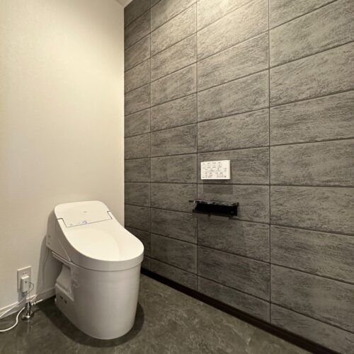 一階のトイレには、ストーン調のクロスとフロアタイルで高級感のある印象に。写真撮影の際に模様がリアルすぎて、本物の石かと思ってしまいました（●＾o＾●）写真では分かりにくいですが、ペーパーホルダーも大理石の模様になっています♪床もスッキリと掃除もしやすそうですね！