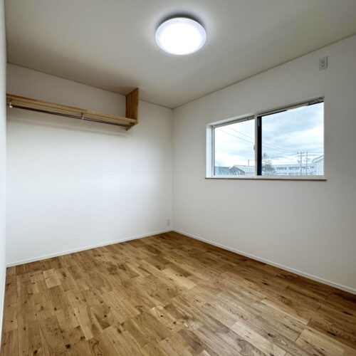 子供部屋は年齢を重ねても使いやすいデザインに♪  クローゼットをオープンタイプにすることで、自然と整理整頓の意識が身に付きますね◎  圧迫感なくスッキリとした子供部屋です☆