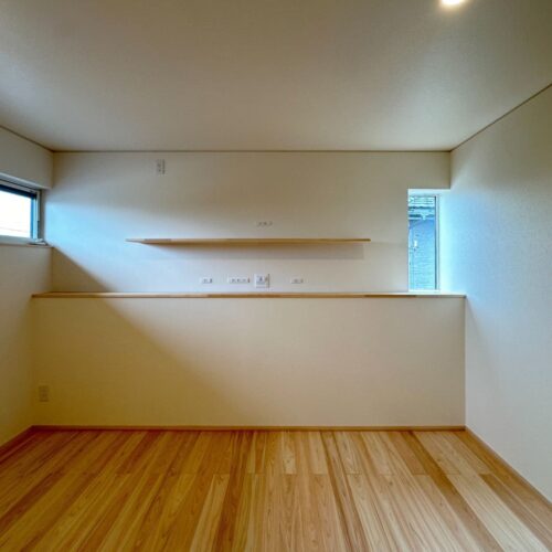 寝室の壁にはプロジェクターを置くための棚を造作しました。  夜は寝室でゆっくり過ごしましょう☆彡