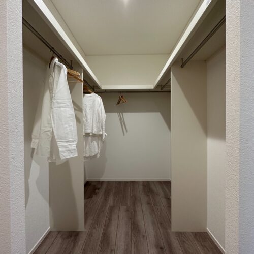 ランドリールームと隣接したファミリークローゼットは、数歩で干した衣類をそのままハンガー収納できるのが魅力的♪家事の時間もグッと短縮できますね(^_-)-☆