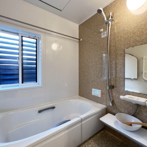 お風呂はTOTOのサザナシリーズ！  アクセントパネルとほっからり床をベージュ系で揃え、落ち着いた印象に♪  一日の疲れをゆっくり癒してくださいね～(*´ω`*)