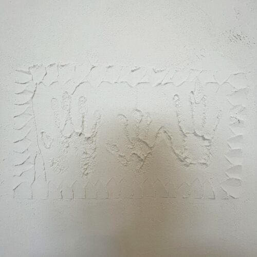 大きなパパの手と少し小さなママの手と、その間のもっと小さな手形がとってもかわいい( *´艸｀)  主寝室は、調湿・消臭効果のある漆喰壁にされました。  施工の際にお施主様ご家族にも漆喰塗りの体験をしていただき、記念にご家族みんなの手形を…  一生の記念～！ステキです(*^^*)