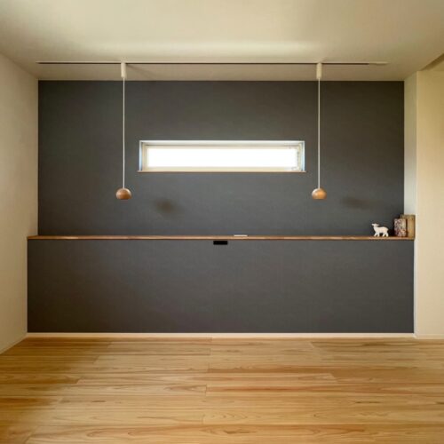 寝室は一面をアクセントクロスにして、お洒落な照明を取り付けました☆  ひのきの床材と照明に癒されて良質な睡眠がとれそうですね(^^)  造作棚は睡眠時の携帯置き場などに。  “あれ！？携帯がない！！”と目覚めた時に探さなくていいのが羨ましいです(*´ω｀)