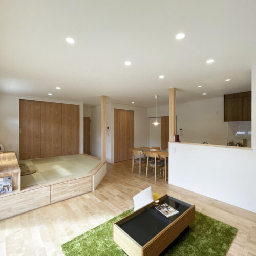 小上がり和室があるLDK。  それぞれが別に過ごしていても、家族を感じることができる空間です♡ここでたくさんの思い出をつくってくださいね(*^^*)