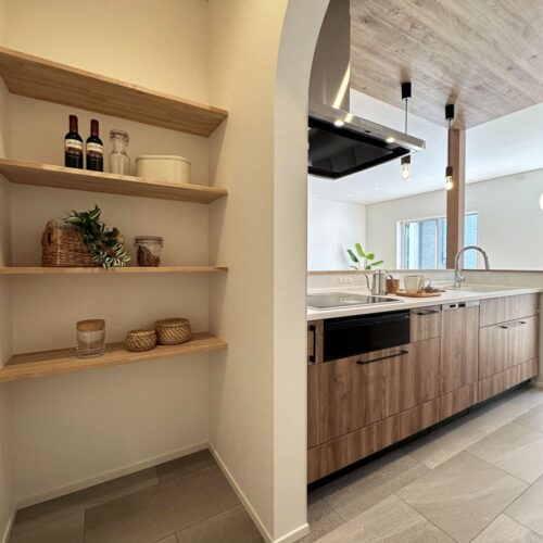 キッチン横には使い勝手のいいパントリーを設けました。  お料理中でもサッと取りに行ける距離が嬉しい！