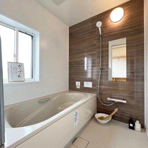 お風呂は、リクシルのアライズを。  カウンターは「なし」を選択されました。カウンターがあれば物を置いたりと便利なことももちろんたくさんありますが、反対にカウンターを付けないことで、お掃除が楽に！  お風呂のお掃除があまり好きではないという方におススメです(*^^*)！