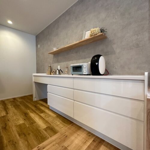 キッチンのカップボードはグレーのアクセントクロスに映える白を選ばれました(*'▽')  カップボードの上にある造作の飾り棚も良いアクセントですね♪