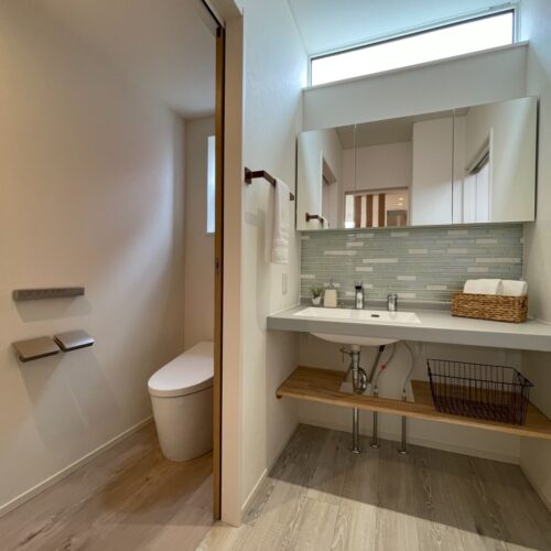 横に洗面所があるので、トイレ内に手洗い場を設ける必要がありません！  その分スッキリ広々としたトイレに仕上がります。