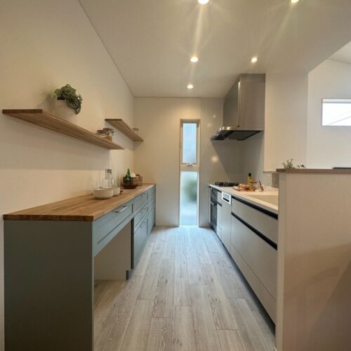 キッチンはタカラスタンダードのオフェリア。食洗器ボッシュとガスストーブを取り付けました！  カップボードには、ウッドワンのスイージーをセレクト！  ウッドワンは、「無垢材」を製品に使用していることが大きな特徴です。