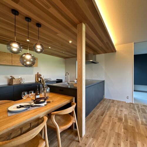 キッチンはレッドシダー張りの下がり天井がアクセントに。  間接照明を取り入れる事でより美しくスタイリッシュな空間に。