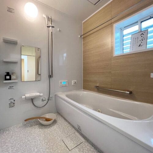 お風呂はTOTOのサザナシリーズ。  ほっからり床の柔らかさに驚くはずです(*ﾉωﾉ)  アクセントパネルはお家の雰囲気にピッタリな木目調を選ばれました。  一日の疲れを癒してくださいね☆     お風呂：TOTO サザナHTシリーズ Nタイプ  アクセントパネル：ライトウッド