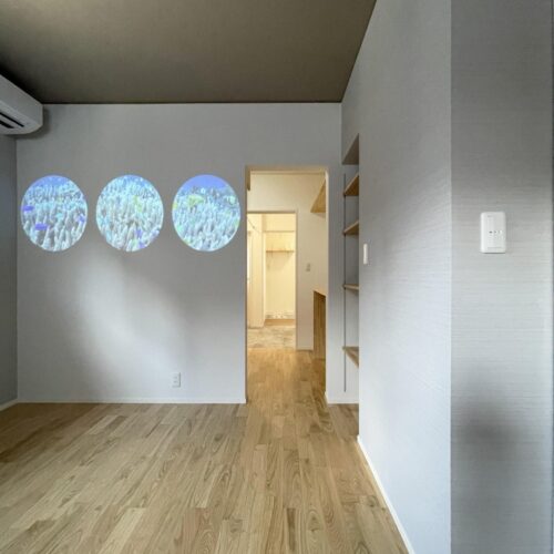 キッチンからすぐ行けるところに造った1階の主寝室。  クロスは主にグレーのお色で、落ち着いた空間になっています(*^^*)  奥は、ウォークインクローゼット、そしてそこから洗面脱衣室へと繋がっています。  そしてこちらには、プロジェクター付きのシーリングライトも取り付けられました。贅沢空間(*´▽｀*)