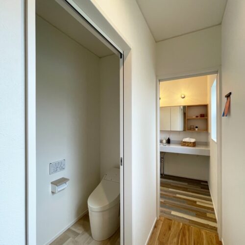 洗面所からトイレにはすぐ！  うれしい動線です。  トイレはTOTO、トイレのフロアタイルはサンゲツのWD-1074を選ばれました。